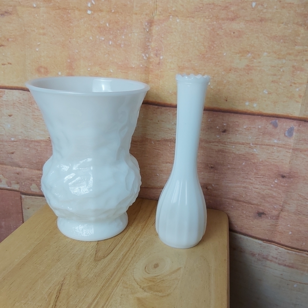 𝅺GLASS MILK vintage flowers white vases lot of 2